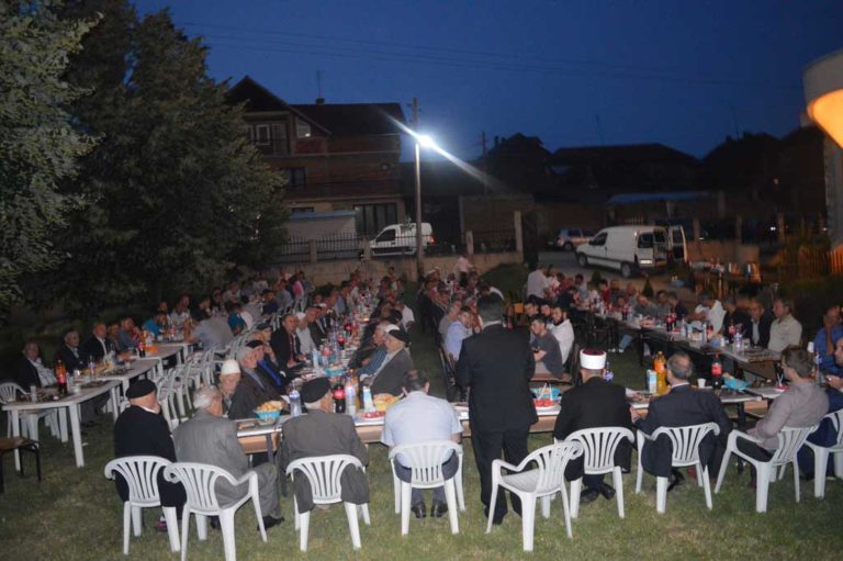 Në fshatin Cërrnicë u shtrua iftar për nder të muajit të Ramazanit