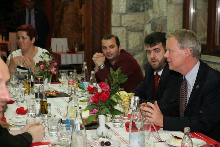 Ambasadori  i SHBA-ve në Kosovë, Greg Delawie shtronë iftar për Këshillin e Bashkësisë Islame dhe Komunën në Gjilan