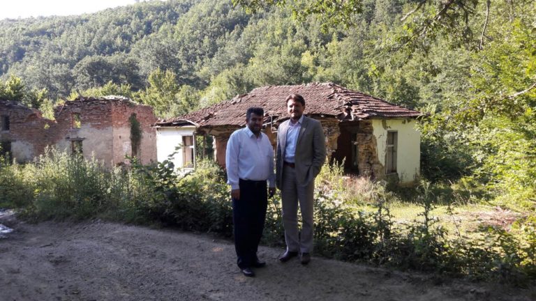 Kryetari Naim Aliu së bashku me këshilltarin e Myftiut Vedat Sahiti inspektuan xhamitë e vjetra në rajonin e Karadakut