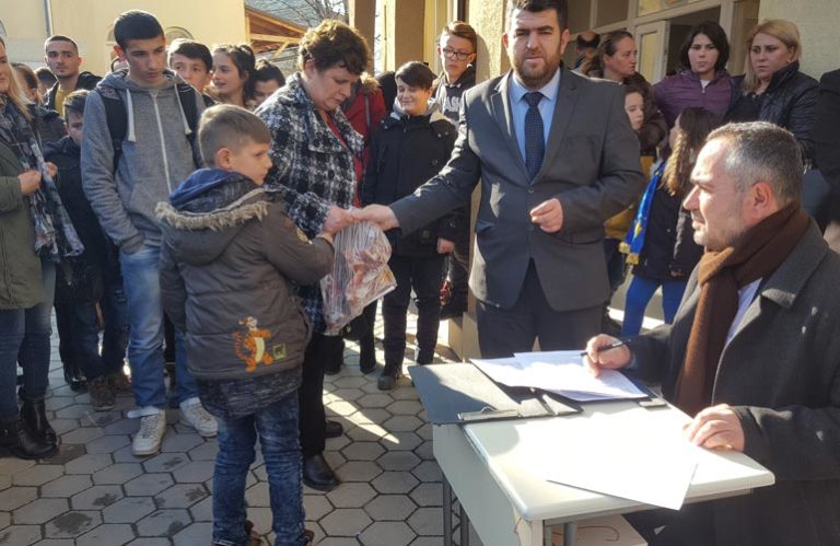 Në prag të festës së pavarësisë KBI në Gjilan shpërndanë 3360 kg mish për jetim dhe nevojtarë