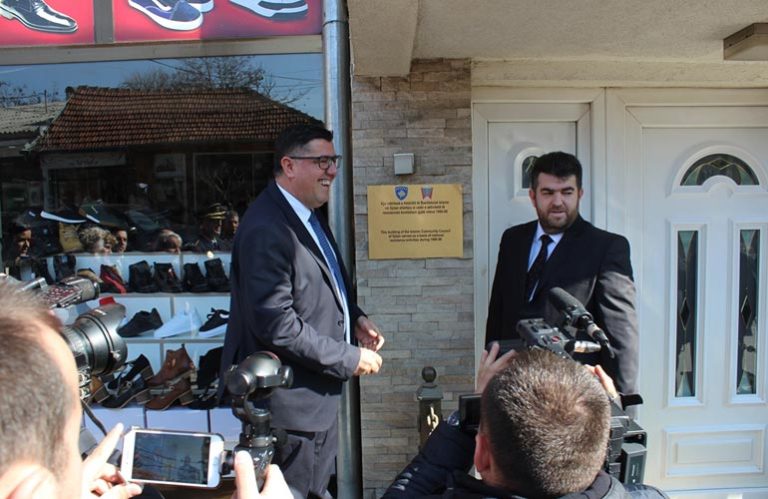 Haziri dhe Aliu zbulojnë pllakën në objektin e Bashkësisë Islame