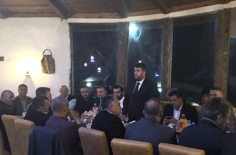 ﻿Kryetari i Këshillit të Bashkësisë Islame  në Gjilan Naim Aliu, mori pjesë në iftarin tradicional në Vërbicë të Zhegovcit
