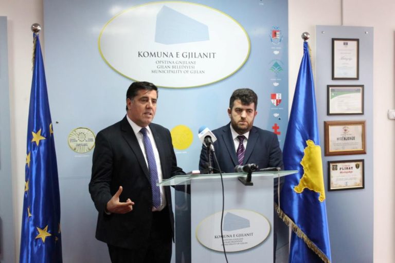 Haziri uron kreun e Bashkësisë Islame dhe qytetarët  e besimit islam  Fiter Bajramin﻿