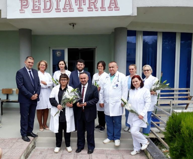 Kryetari i KBI ne Gjilan ndau dhurata për festën e Fitër Bajramit në Spitalin Regjional të Gjilanit