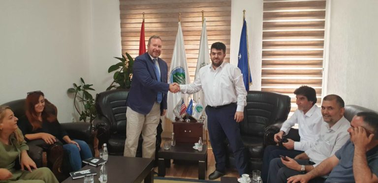 Drejtori i  Qendres Rajonale të OSCE në Gjilan James Lyon  vizitoi Këshillin e Bashkësisë Islame në Gjilan