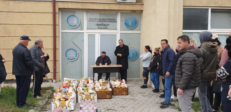 Këshilli i Bashkësisë Islame ndan 75 pako ushqimore për jetimët e Gjilanit