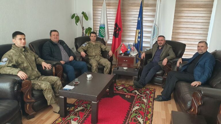 Komandanti i LMT-së, Deniz Demiryakan, vizitoi SHHB”Bereqeti” – dega në Gjilan