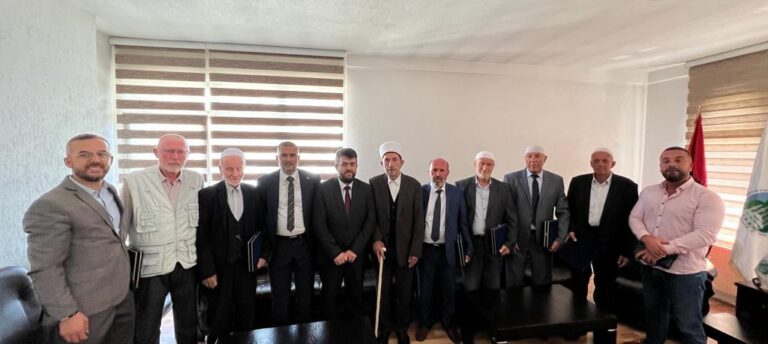 Naim efendi Aliu, kryetar i KBI të Gjilanit, me bashkëpunëtor, priti sot ish udhëheqësit e institucioneve fetare